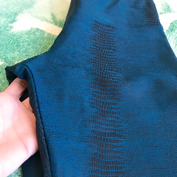 NWT Onzie Snakeskin Turquoise Legging - Size XS! - Picture 4 of 6